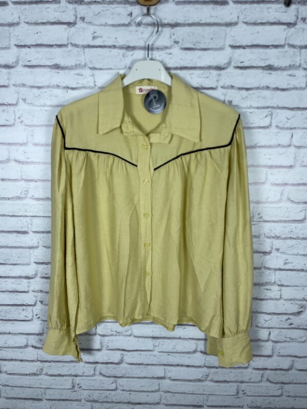 CAMISA DETALLE CINTA NEGRA AMARILLA