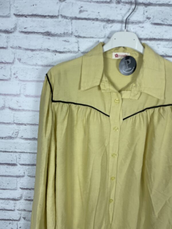CAMISA DETALLE CINTA NEGRA AMARILLA - Imagen 3