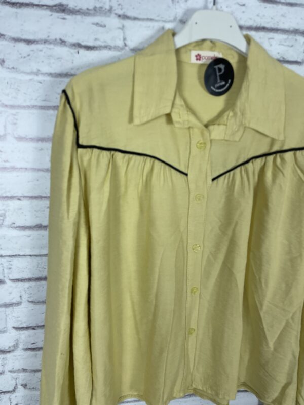 CAMISA DETALLE CINTA NEGRA AMARILLA - Imagen 2