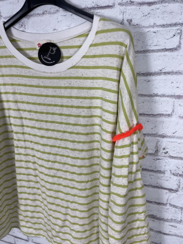 CAMISETA RAYAS BEIG Y VERDE DETALLE FLUOR - Imagen 2
