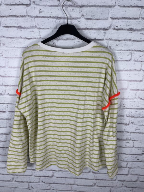 CAMISETA RAYAS BEIG Y VERDE DETALLE FLUOR - Imagen 3