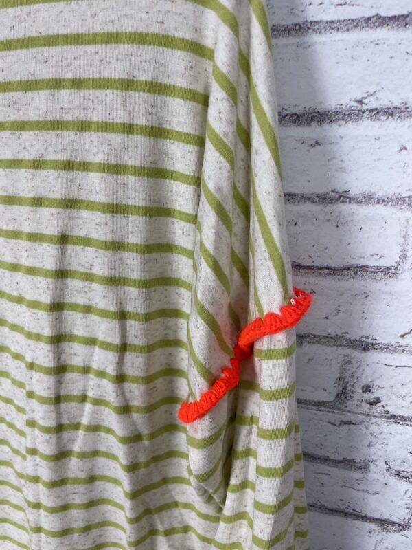 CAMISETA RAYAS BEIG Y VERDE DETALLE FLUOR - Imagen 4