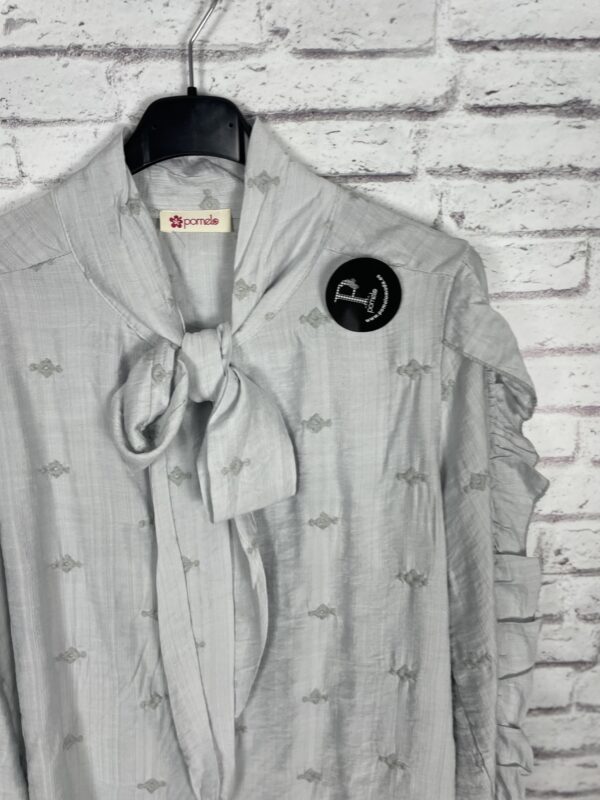 CAMISA BORDADA LAZO GRIS - Imagen 2