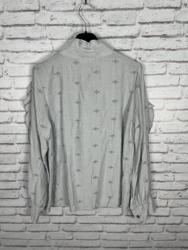 CAMISA BORDADA LAZO GRIS - Imagen 4