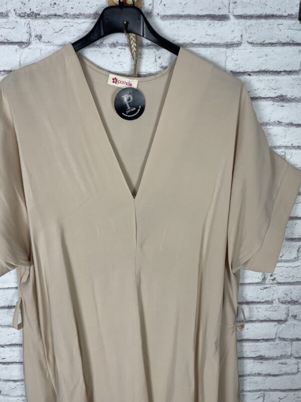 VESTIDO PICO CON CINTURÓN BEIG - Imagen 2