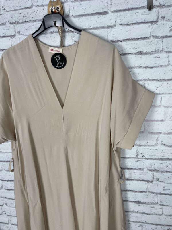 VESTIDO PICO CON CINTURÓN BEIG - Imagen 3