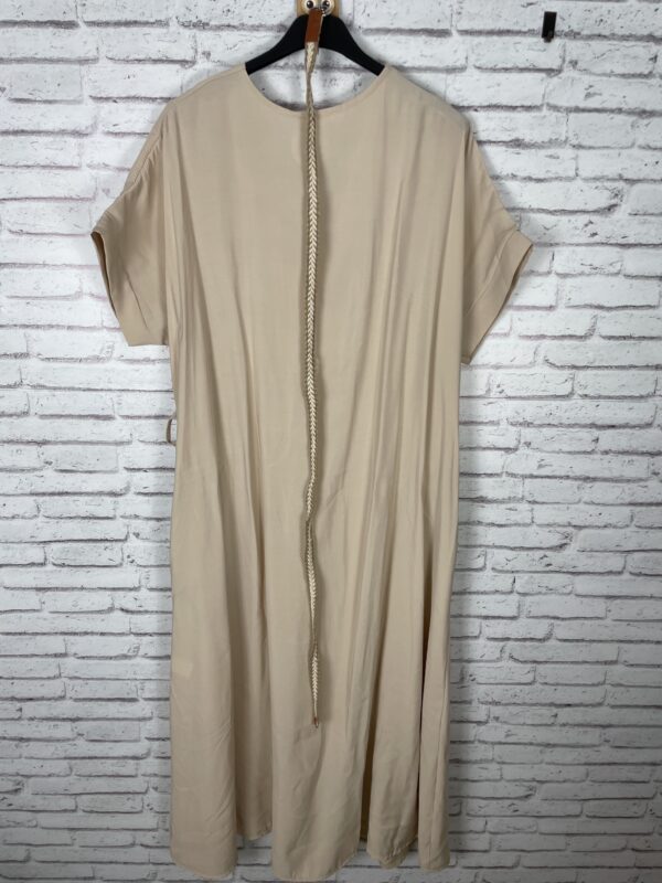 VESTIDO PICO CON CINTURÓN BEIG - Imagen 4