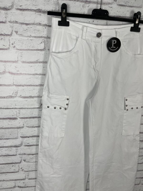 PANTALON BLANCO CARGO TACHUELAS - Imagen 2