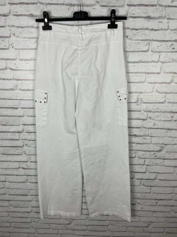PANTALON BLANCO CARGO TACHUELAS - Imagen 3