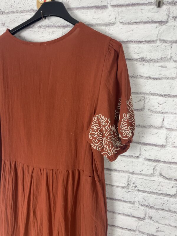 VESTIDO TEJA BORDADO - Imagen 6