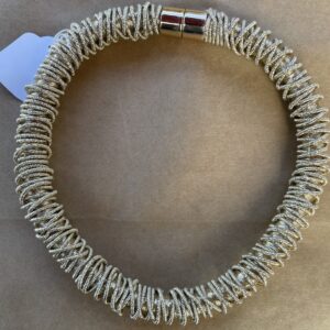 COLLAR DORADO HILOS