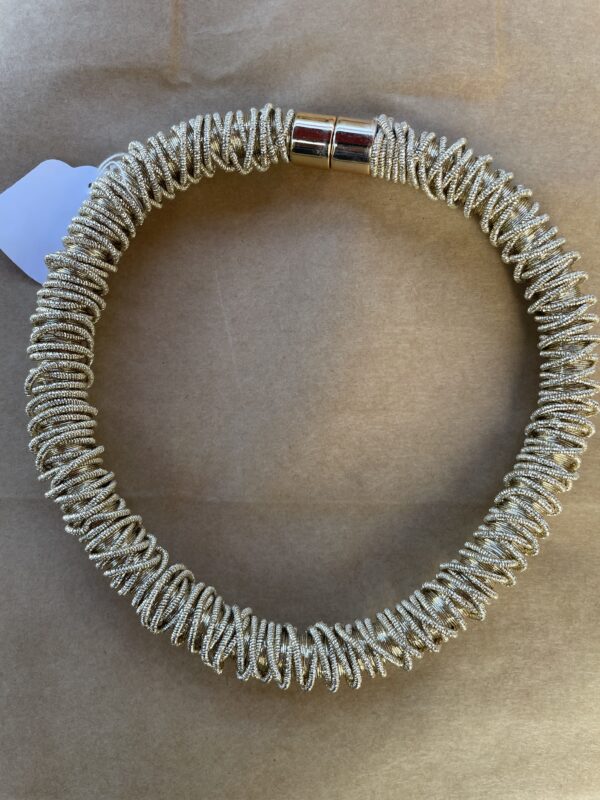 COLLAR DORADO HILOS