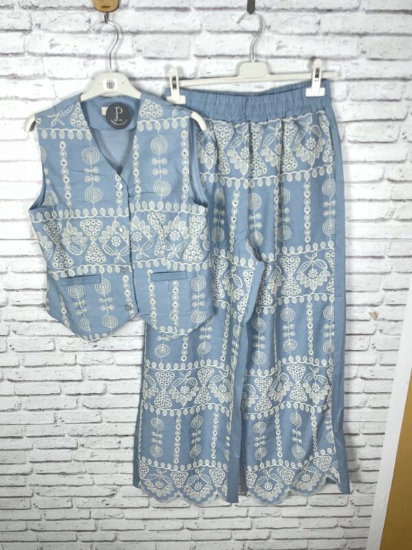 CONJUNTO CHALECO Y PANTALÓN VAQUERO BORDADO