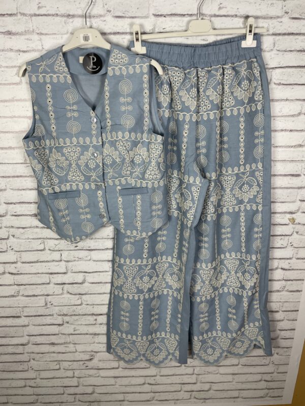 CONJUNTO CHALECO Y PANTALÓN VAQUERO BORDADO - Imagen 2