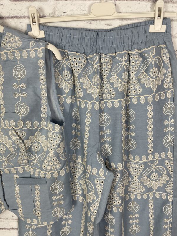 CONJUNTO CHALECO Y PANTALÓN VAQUERO BORDADO - Imagen 5