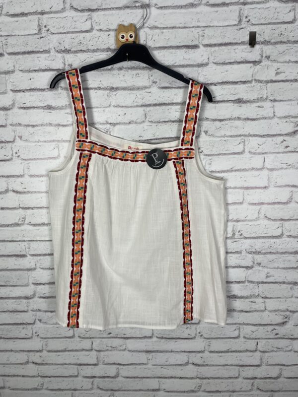 TOP LINO BLANCO CON CINTA BORDADA