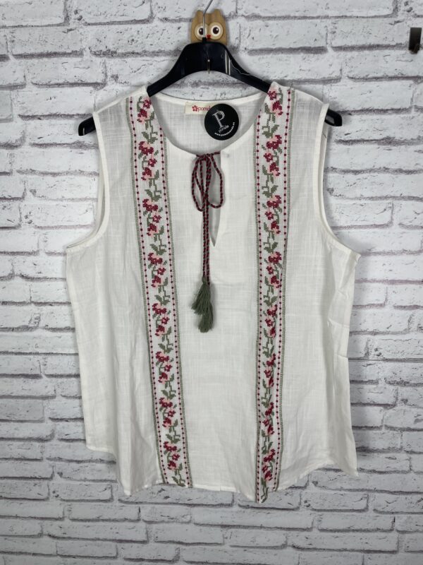CAMISA BORDADA BLANCA CON MOTAS