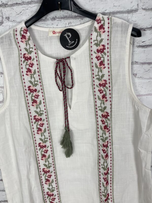 CAMISA BORDADA BLANCA CON MOTAS - Imagen 2