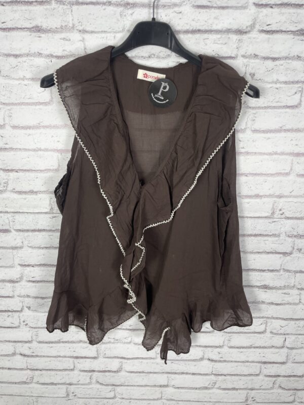 TOP VOLANTES CHOCOLATE CON PUNTITA EN BEIG