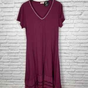 VESTIDO CIRUELA PICO CON BLONDA