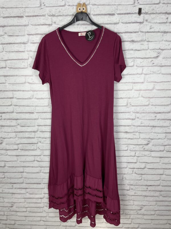 VESTIDO CIRUELA PICO CON BLONDA