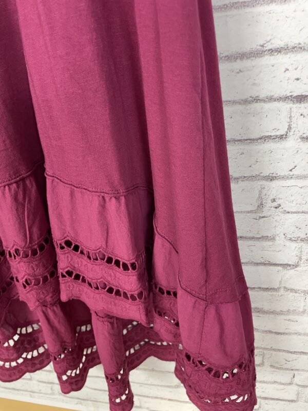 VESTIDO CIRUELA PICO CON BLONDA - Imagen 4