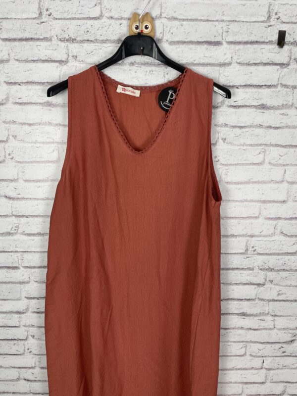 VESTIDO PICO BLONDA CUELLO TEJA - Imagen 3