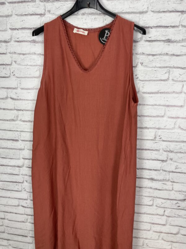 VESTIDO PICO BLONDA CUELLO TEJA - Imagen 2