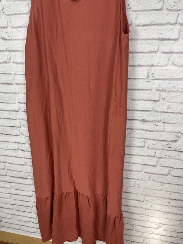 VESTIDO PICO BLONDA CUELLO TEJA - Imagen 4
