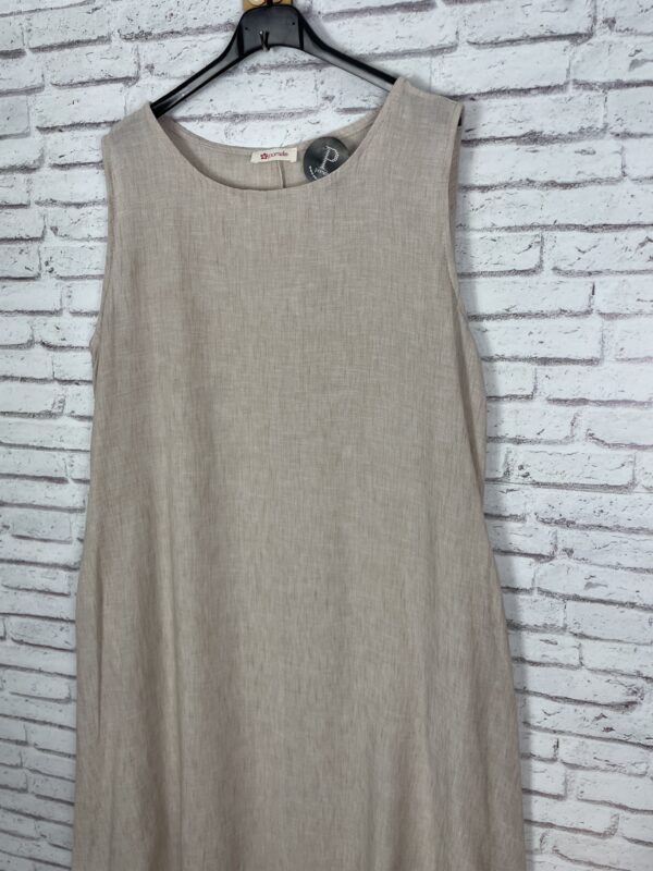 VESTIDO BEIG VOLANTE Y BOLSILLOS - Imagen 3