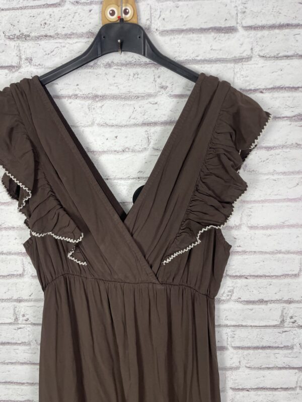 VESTIDO MARRON VOLANTE EN MANGAS - Imagen 3