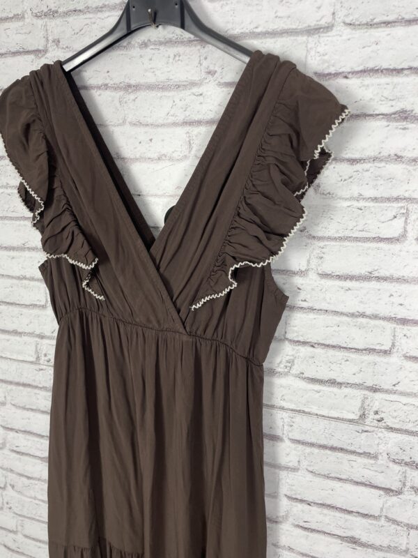 VESTIDO MARRON VOLANTE EN MANGAS - Imagen 2