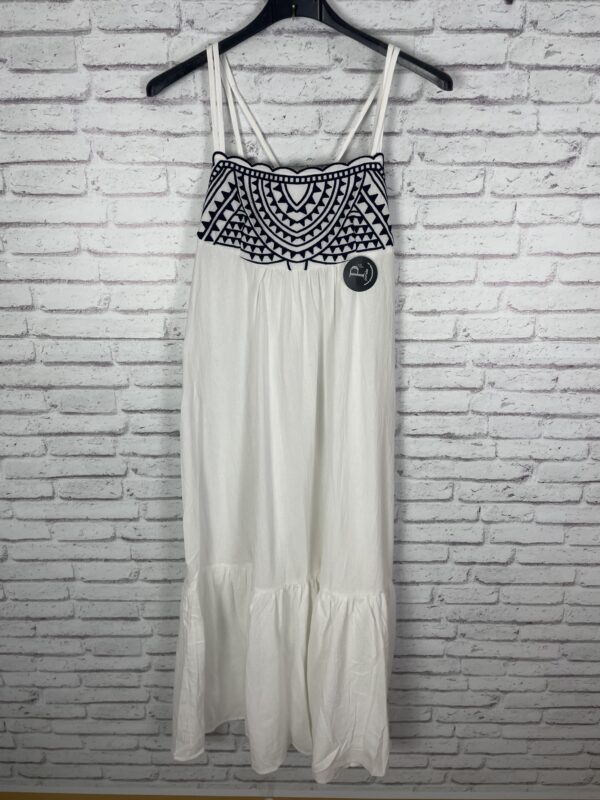 VESTIDO BLANCO BORDADO EN MARINO