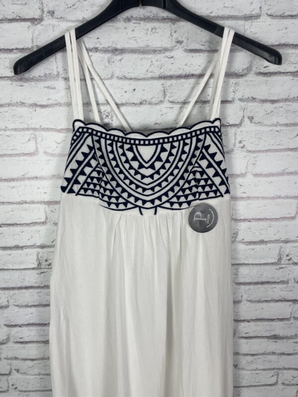 VESTIDO BLANCO BORDADO EN MARINO - Imagen 3