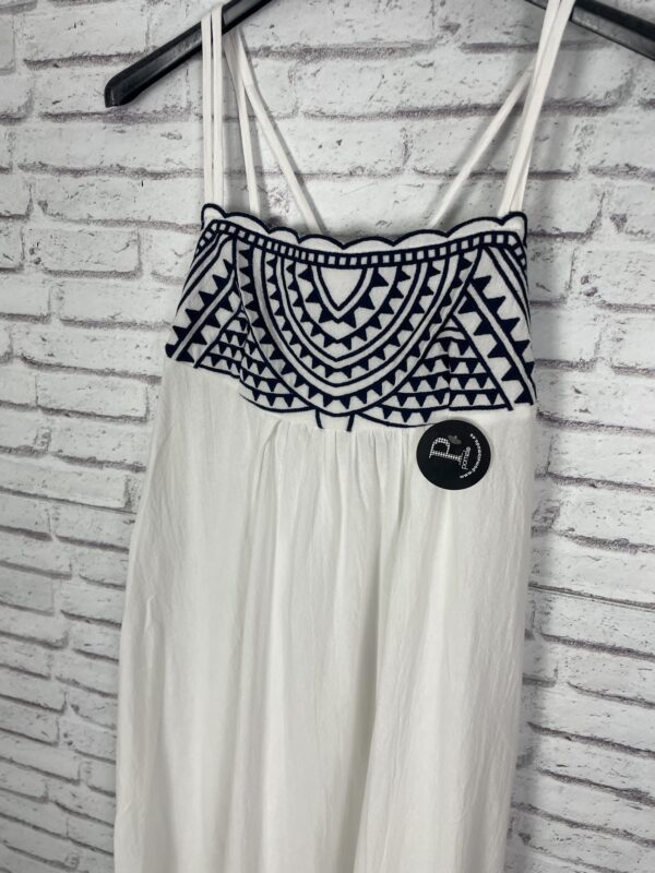 VESTIDO BLANCO BORDADO EN MARINO - Imagen 2