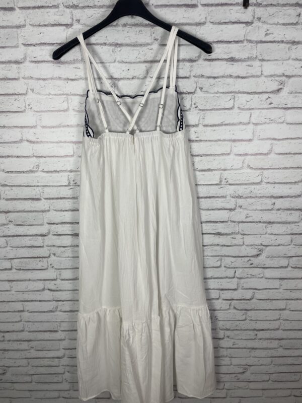 VESTIDO BLANCO BORDADO EN MARINO - Imagen 4