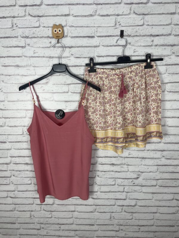 PIJAMA ROSA BOLITAS MADERA