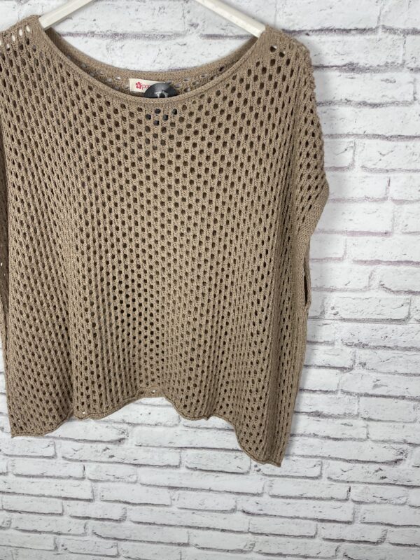 TOP CALADO BEIG - Imagen 3