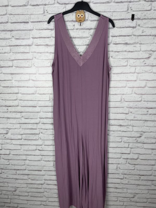 MONO SATINADO ESCOTE MALVA