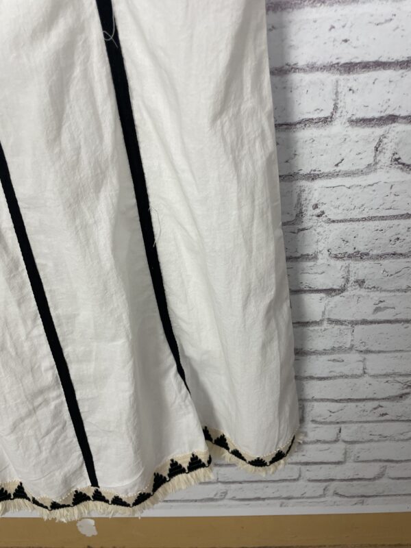 VESTIDO BLANCO LINO BORDADO NEGRO - Imagen 4