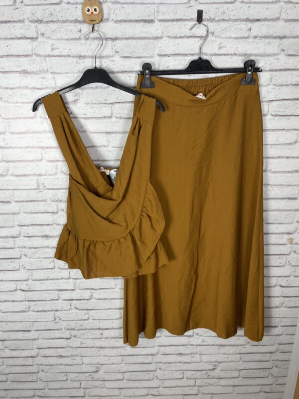CONJUNTO TOP Y FALDA MOSTAZA - Imagen 2