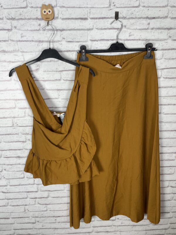 CONJUNTO TOP Y FALDA MOSTAZA - Imagen 3