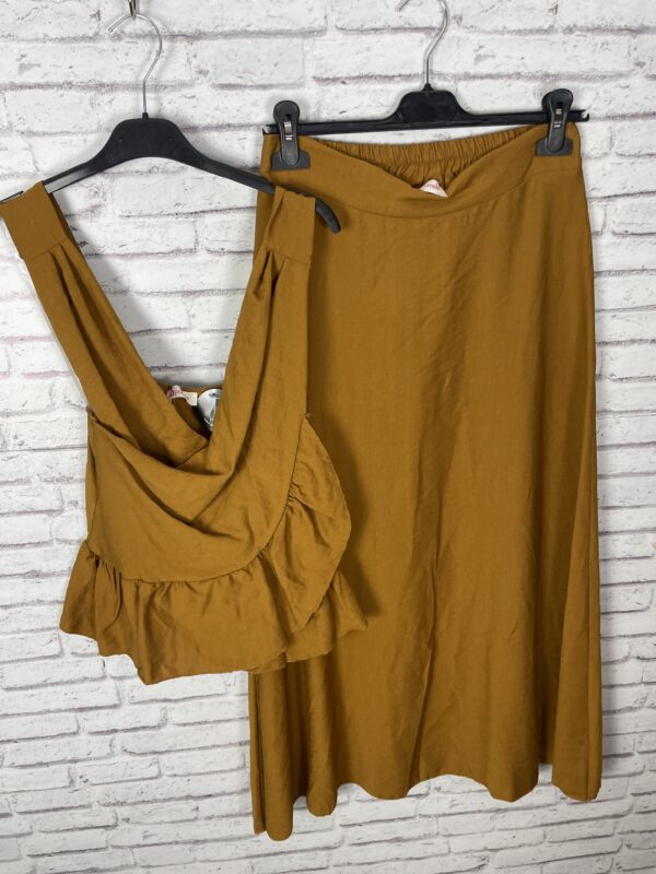 CONJUNTO TOP Y FALDA MOSTAZA