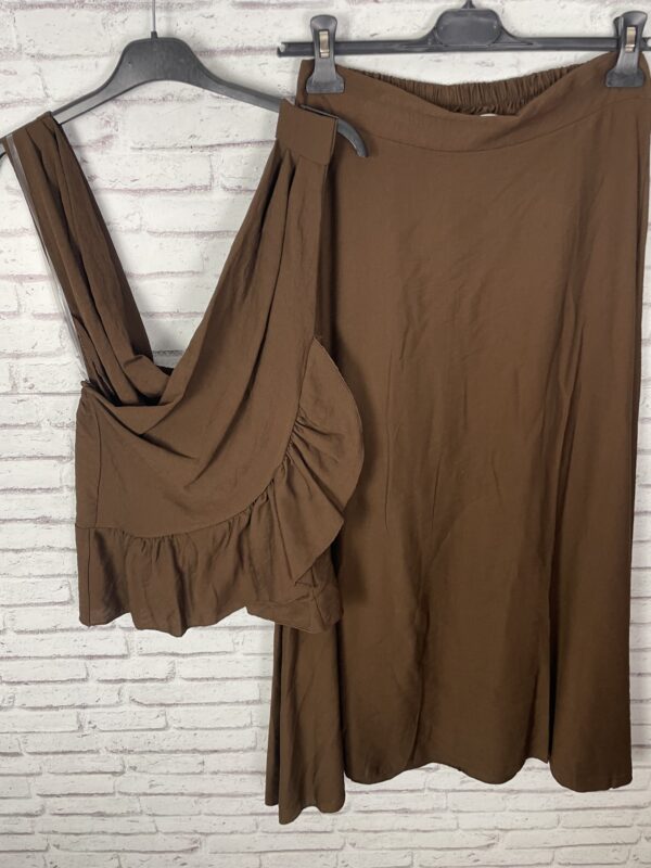 CONJUNTO TOP Y FALDA MARRON - Imagen 2