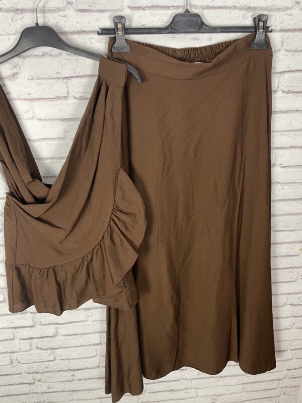 CONJUNTO TOP Y FALDA MARRON - Imagen 3