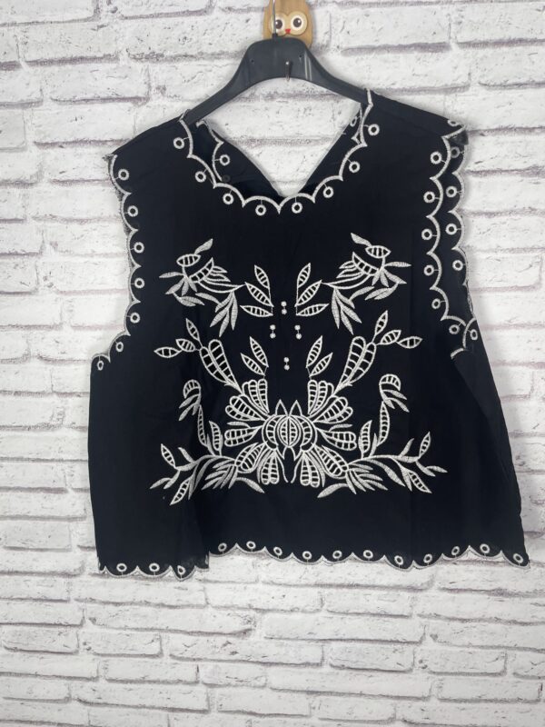 TOP BORDADO NEGRO