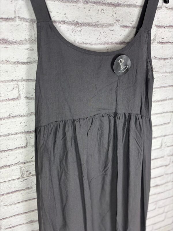 VESTIDO LINO GRIS CORTE EN EL PECHO - Imagen 2