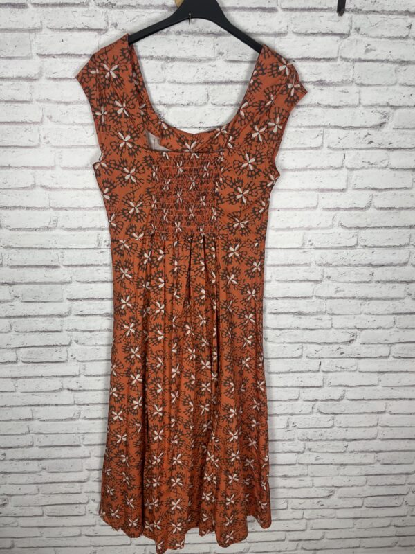 VESTIDO ESTAMPADO MARRON Y NARANJA CINTAS - Imagen 3