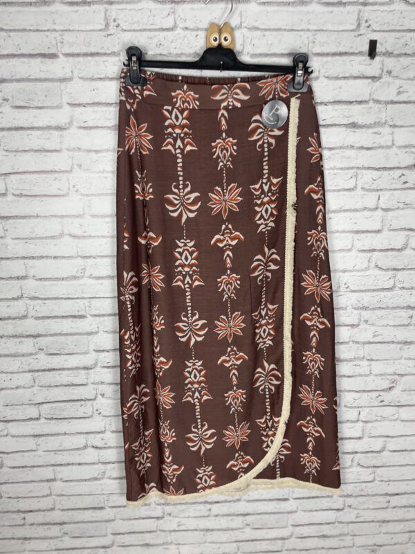 FALDA ESTAMPADA MARRON DETALLES DESFLECADOS
