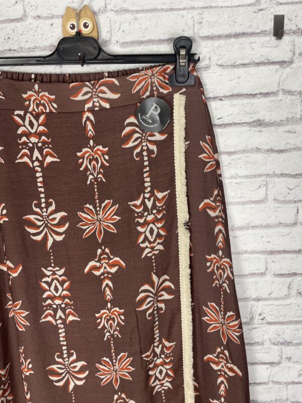 FALDA ESTAMPADA MARRON DETALLES DESFLECADOS - Imagen 2